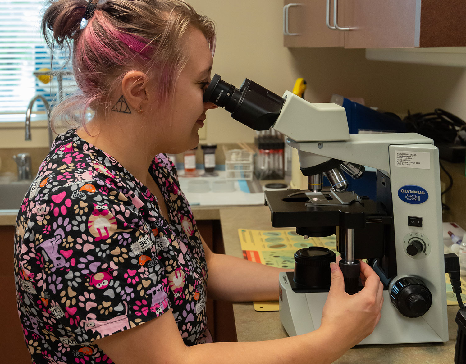 LP-2019-07-19-4434-Keirsten-at-microscope LP-2019-07-19-4434-Keirsten-at-microscope