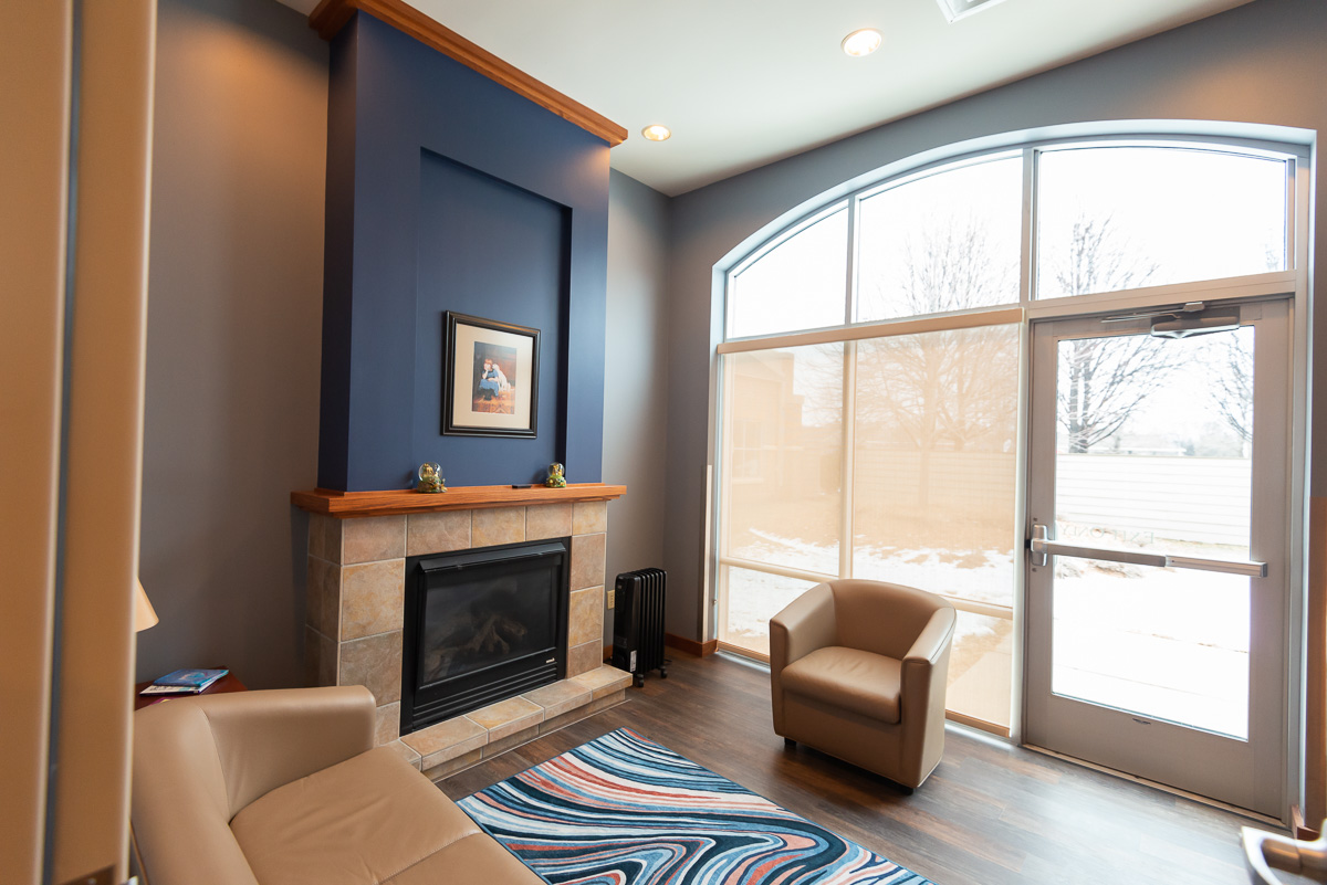 the comfort room at Edinburgh Pet Health Center with fireplace and couches