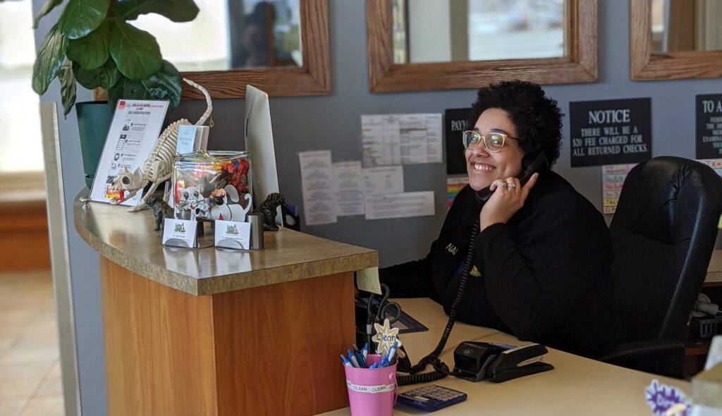 receptionist answering a phone smiling